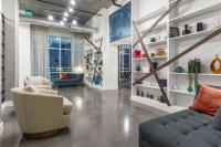 Modern 2 Bed Getaway Steps from Tropicana Field - Chambres d’hôtes