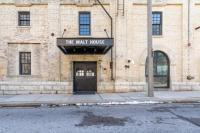 Brewery District 2-Story 2BR Apt Near Fiserv with Rooftop, Gym, and Parking - B&B Milwaukee