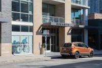 Luxury Studio Apt Near Brady St with Balcony and City View - Chambres d'hôtes Milwaukee