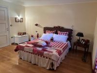 Zimmer mit Kingsize-Bett