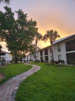 Orlando Oasis 2BR Disney Parks Fast Wi fi Pool Gym Free Parking Workspace Free cable near Universal Studios - B&B