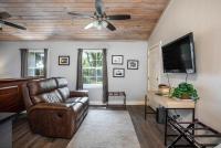 Tiled Shower Walk to Main Kitchenette Smart TV - Ferienwohnung Fredericksburg