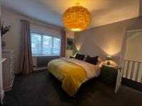 Warm and cosy city centre home near train station - Bed and Breakfast