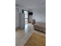 Hermoso monoambiente para alojamiento temporario a metros de shopping El Portal - B&B