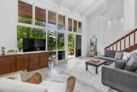 Nirvana - Steps to Four Mile Beach with Shared Pool - Bed and Breakfast Port Douglas