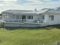 Waters Edge Beach House - Bed and Breakfast Sea View