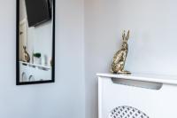 Tweepersoonskamer met 2 Aparte Bedden en Gedeelde Badkamer