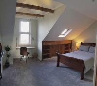 Self-contained Attic Flat, 15 mins from the centre - B&B
