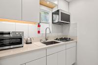 Scenic Retreat with Deck & Stunning Views in LA - B&B Glendale