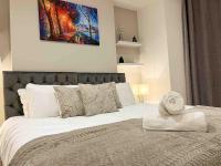 Modern 3 Bed Flat - City Centre - Free Parking - B&B
