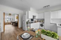 Substantial 5 bedroom townhouse with disabled access apartment, private off road parking space with EV point from 15th April 26, jaccuzi bath, Netflix and Wifi, near Argyle, boutique shops eateries and pubs - Ferienwohnung Plymouth