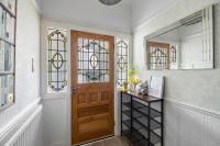 Moroccan 7 seater hot tub townhouse with disabled access apartment, sleeps 15, private off road parking space with EV point, inside accessible jaccuzi bath, Netflix and Wifi, near Argyle, boutique shops eateries and pubs - Chambres d'hôtes Plymouth