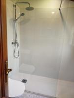 Tweepersoonskamer met 2 Aparte Bedden en Eigen Badkamer