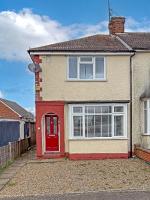 SPACIOUS STYLISH HOME, Foosball Table, FREE PARKING, Driveway, Garden & LAUNDRY ROOM, 2 DOUBLE BEDROOMS & LED Media wall - B&B Luton