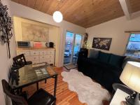Arcata Forest Retreat Peaceful Redwood Suite 5 min to Downtown Arcata w Private Patio Fountain & Fire Pit - Chambres d'hôtes Arcata