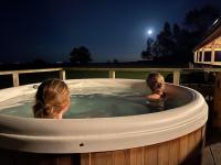 Coldharbour Luxury Shepherds Hut with Hot Tub - B&B