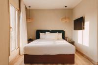 Deluxe Suite with Bath and Pyramids View