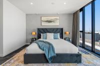 Four-Bedroom Apartment with City and Bay Views 2 Parking Spots