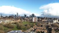 Bee Apartment Gateway - Work N Relax 500Mbps WiFi and Netflix - with Paid Parking and Balcony - Chambres d'hôtes Manchester