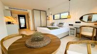 Suite mit Queensize-Doppelbett und Meerblick