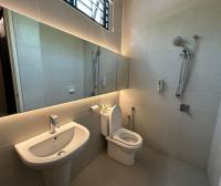 Large Family Villa Beach & Night Market Steps Away 20 Pax - Chambres d'hôtes Batu Feringgi