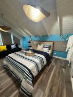 Habitación con cama grande y vistas al mar