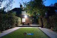 Spacious 3-Bed House in Hampstead with Parking by LS2G Stays - Ferienwohnung London