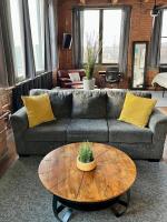 420 Friendly KING suite Downtown LOFT Free Parking & WiFi - Bed and Breakfast Detroit
