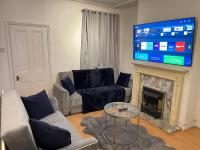 Hometel Digs Nice Comfy Home Sleeps 12 - B&B