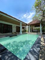 Classic Villa with Private Pool - Bed and Breakfast Kuta