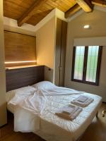 Habitación con cama extragrande y vistas a la piscina