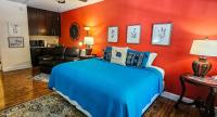 King Bed Studio Walk to Downtown Parking - B&B Eureka Springs