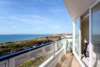 Coastal Views-2 bedroom, 2 bathroom flat in Southbourne with balcony and panoramic sea views - B&B
