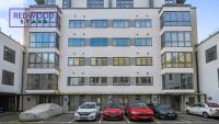 PREMIUM SERVICED APARTMENT IN BASINGSTOKE TOWN CENTRE WITH FREE PARKING, FREE WiFi AND NETFLIX, PERFECT FOR BUSINESS STAYS, FAMILIES, RELOCATIONS, EXTENDED STAYS, AND EMERGENCY ACCOMMODATION by REDWOOD STAYS - B&B Basingstoke