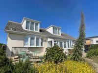 Baywatch Mawgan Porth Spacious Home sleeps 9, Games room, Parking & Garden - Chambres d'hôtes Mawgan Porth