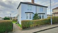 Holiday Home - Beautiful Two bedroom House in Glasgow & Free Parking - Bed and Breakfast