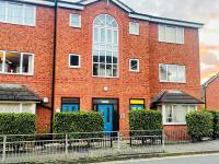 Golborne 2BR Gem with Free Parking and Spacious Remote Work - B&B