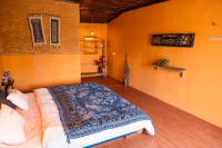 Habitación con cama extragrande y vistas al jardín