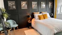 The Black & White House - B&B Rudloe