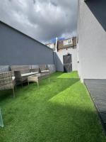 Newly Built Modern Studio House with Free Parking - B&B
