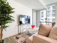Suite Downtown Pool and Gym Access - B&B