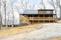 Cozy Mountaintop Cabin with Firepit, HotTub & Views! - B&B