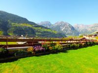 Appartamento con Vista Giardino e Montagna