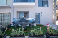 Blue Balcony - Boutique Beachfront Suite with Private Parking Spot - B&B Chionáto