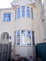 Moroccan 7 seater hot tub townhouse with disabled access apartment, sleeps 15, private off road parking space with EV point, inside accessible jaccuzi bath, Netflix and Wifi, near Argyle, boutique shops eateries and pubs - Chambres d'hôtes Plymouth