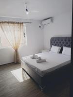 close to beach with balcony - B&B Saranda
