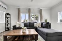 Artistic Haven Single Story Sanctuary with Murals - B&B