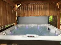 Slopes & Spokes-Alaska with Large HOT TUB - B&B Anchorage