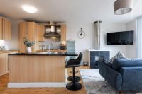 Modern 2 Bedroom, 2 Bathroom Apartment in Central Belfast, Sleeps 6 with Parking Included - B&B