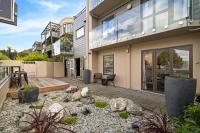 Spectacular Lakefront Apartment - Bed and Breakfast